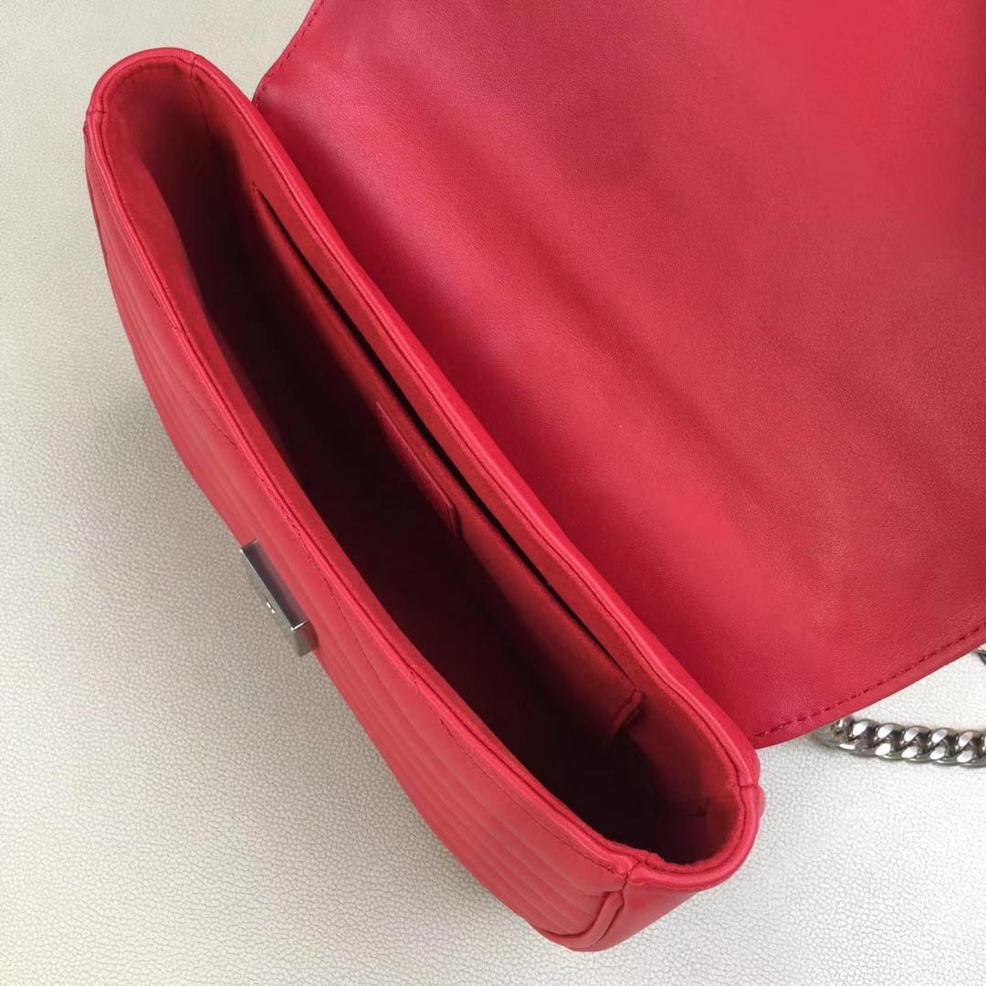 LV路易威登 NEW WAVE 中号手袋 M51498 红色 由柔滑的绗缝小牛皮裁制而成 新潮造型的必备之选 25×15×7.5cm