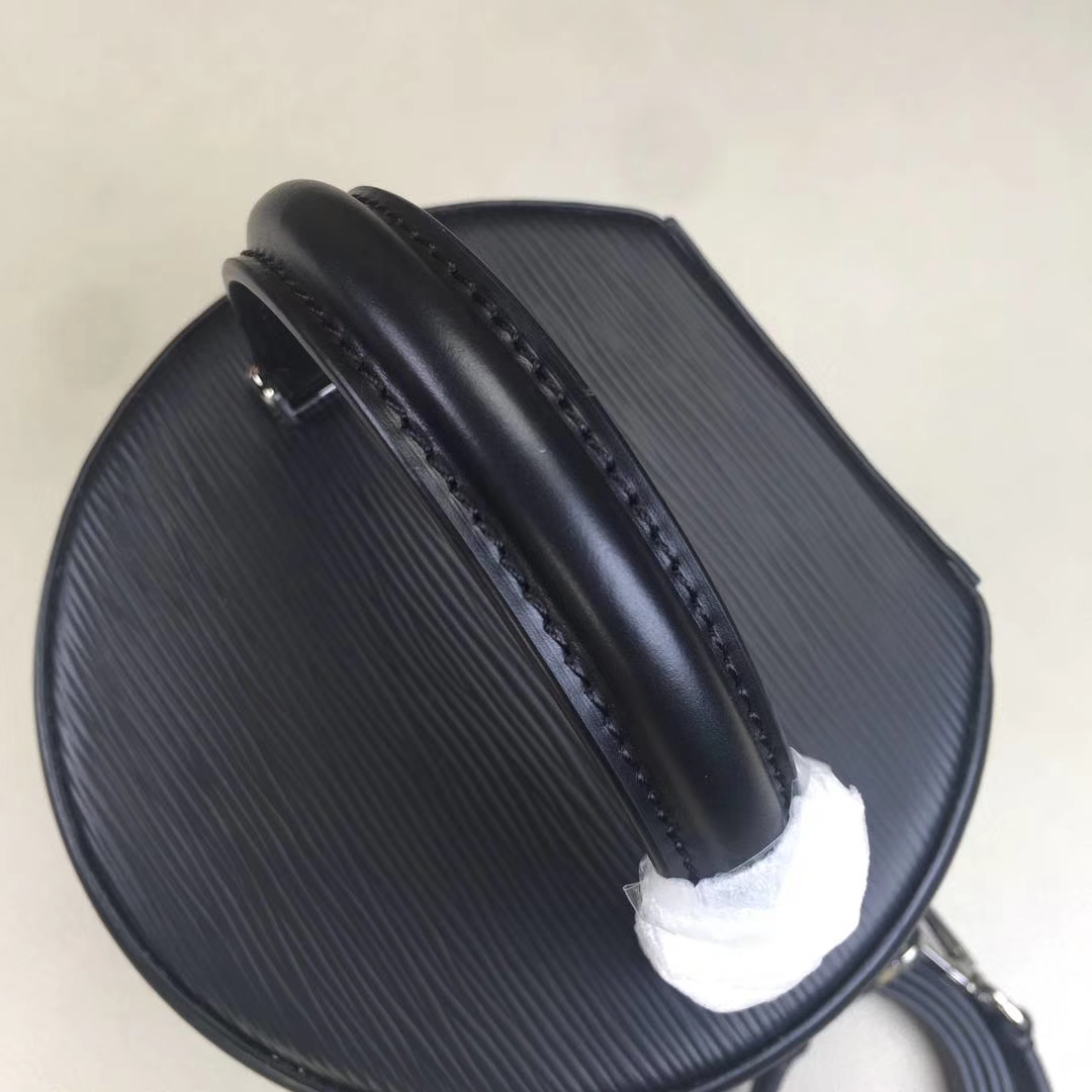 LV路易威登 秋冬新款 PETIT NOE 手袋 M62788 水波纹黑色 水桶包走秀款手提包 圆筒包 16×14.5×16cm