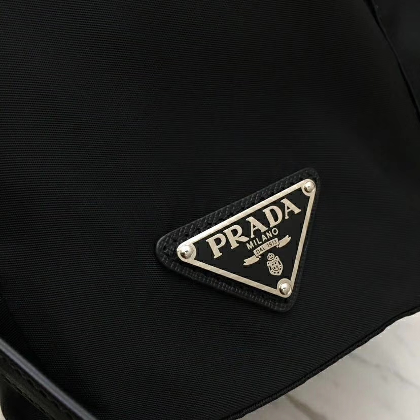 PRADA（普拉达）2018最新走秀款双肩包经典包型铆钉 黑色+红色 1BZ811 进口防水帆布牛皮 超酷 30×15×32cm