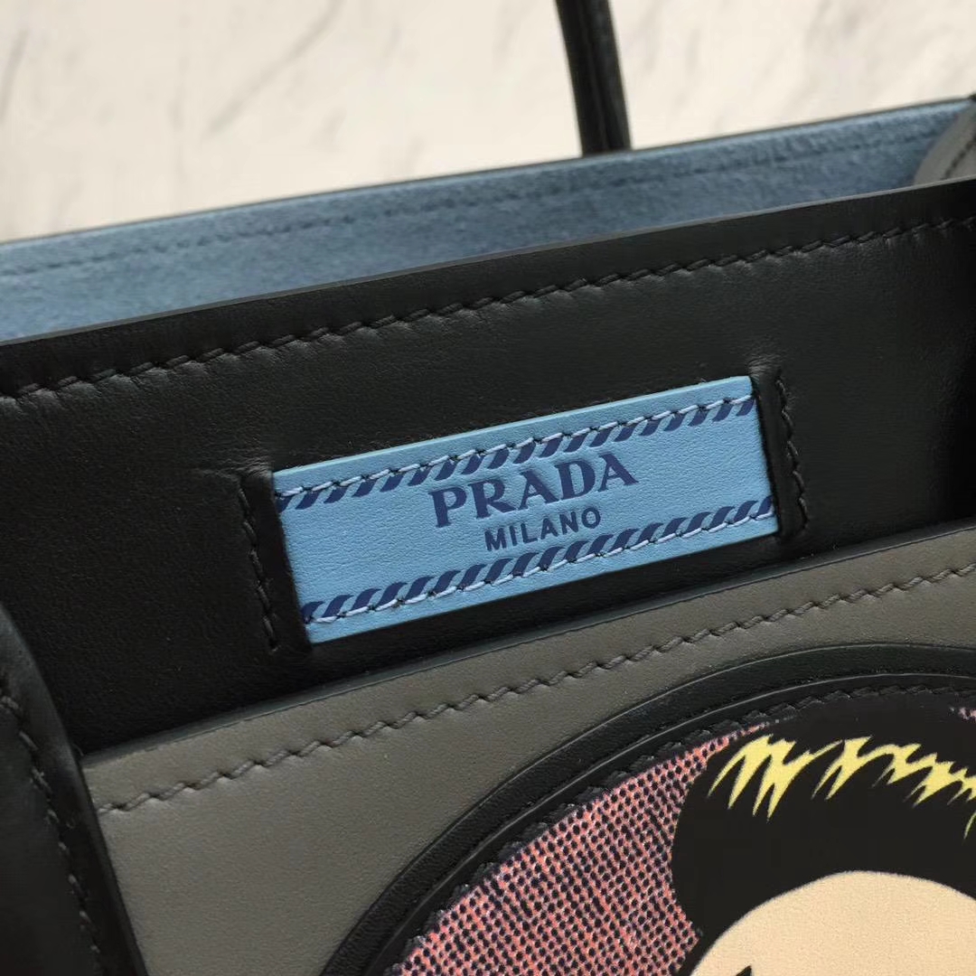 PRADA（普拉达）2018走秀款 1BA178 黑色+大理石 小牛皮材质 可拆卸可调式肩带 皮质徽标 两个外袋 里配一个可拆式小皮包 独立张扬 28×22×13cm