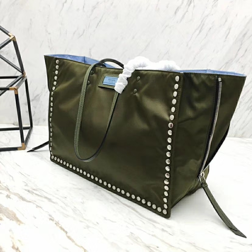 PRADA（普拉达）最新款到货 大尺寸Prada Etiquette 织物手提袋 军绿色 金属钉饰边 皮革双手柄 青灰色金属配件 织物衬里 38×28×15cm