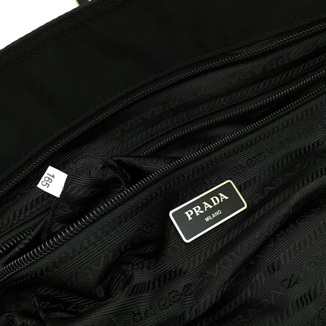 PRADA（普拉达）新款来袭 1BG212 黑色 最新款单肩尼龙购物袋 进口防水布原单五金 撞色牛皮肩带 独特铆钉设计 34×35×13cm