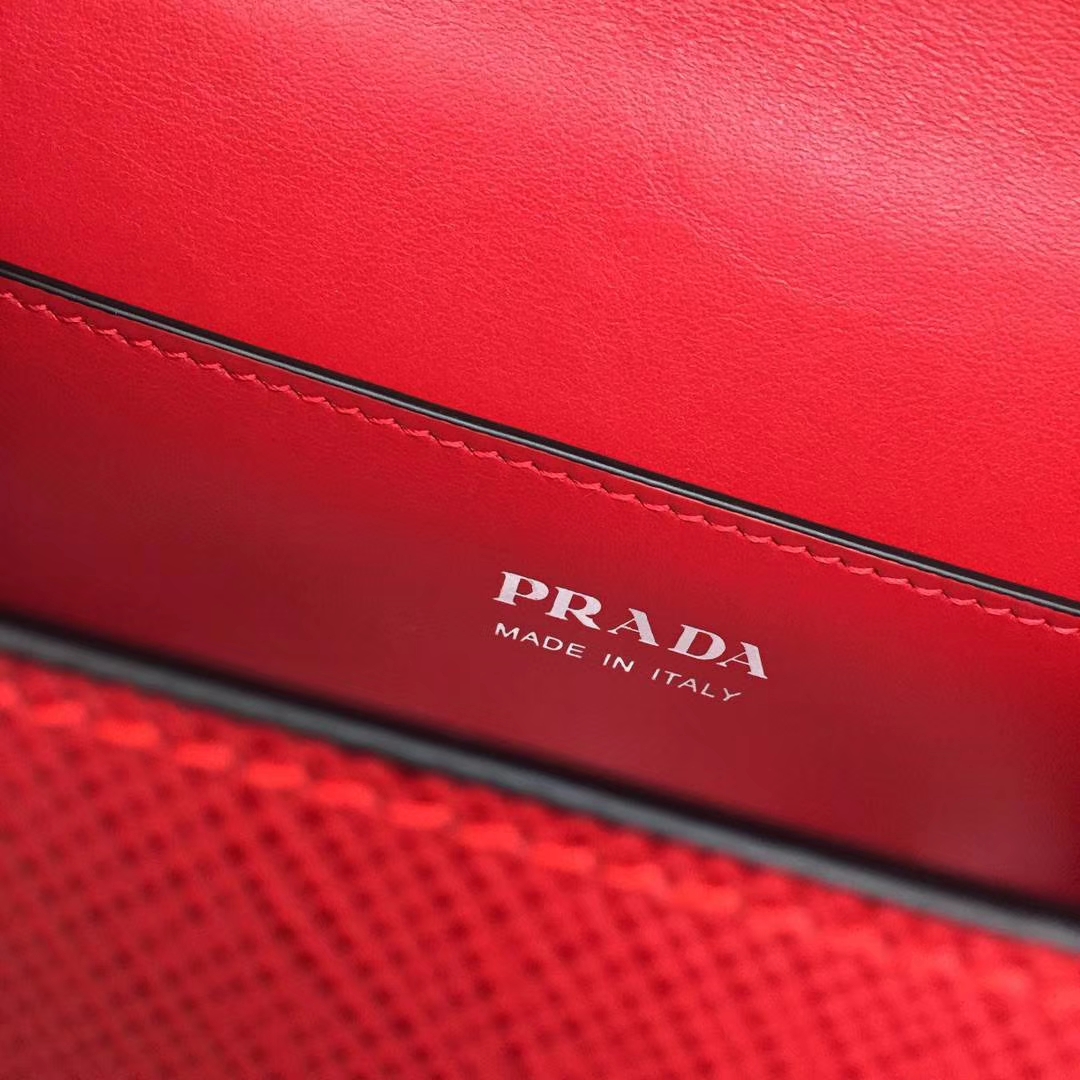 PRADA（普拉达）信封链条机器人包 1BD127 红色 专柜同步上新 采用原厂香味皮 高端五金 专柜品质 珐琅皇冠、钻石、机芯、机器人等装饰 21×14×10cm