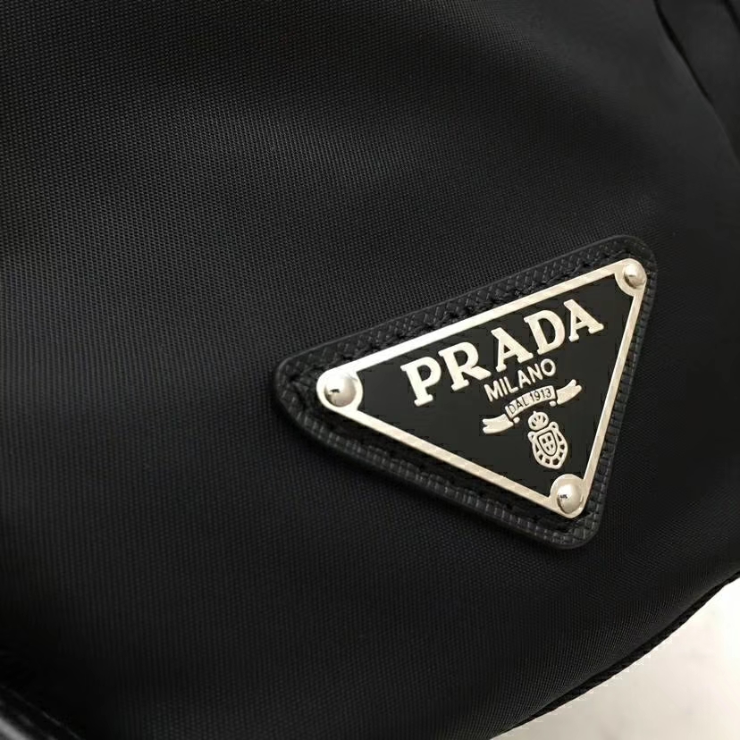 PRADA（普拉达）2018最新走秀款双肩包经典包型铆钉 黑色+黄色 1BZ811 进口防水帆布牛皮 超酷 30×15×32cm