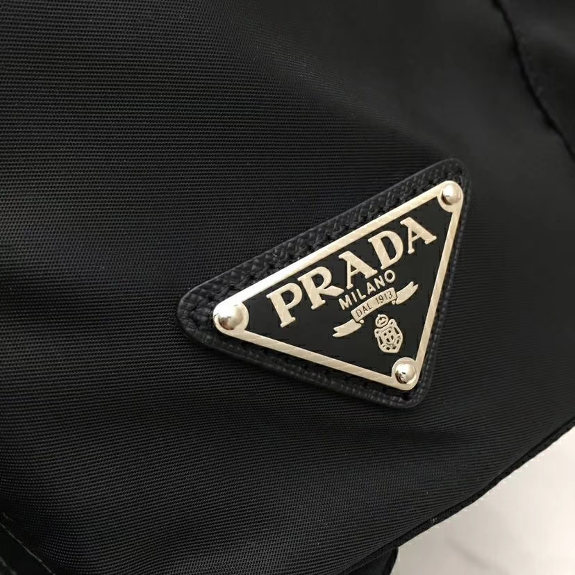 PRADA（普拉达）2018最新走秀款双肩包经典包型铆钉 黑色 1BZ811 进口防水帆布牛皮 超酷 30X15X32cm