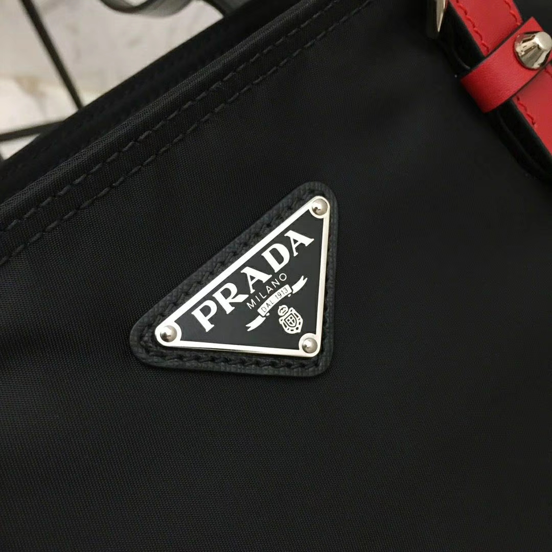 PRADA（普拉达）新款来袭 1BG212 黑色 最新款单肩尼龙购物袋 进口防水布原单五金 撞色牛皮肩带 独特铆钉设计 34×35×13cm