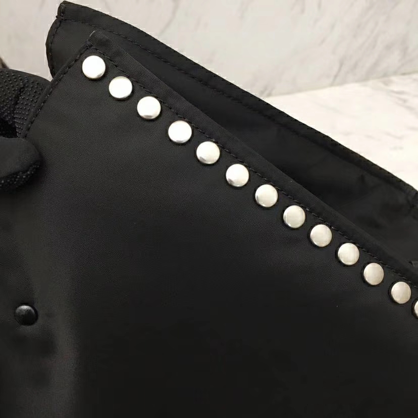 PRADA（普拉达）最新款到货 大尺寸Prada Etiquette 织物手提袋 黑色 金属钉饰边 皮革双手柄 青灰色金属配件 织物衬里 38×28×15cm