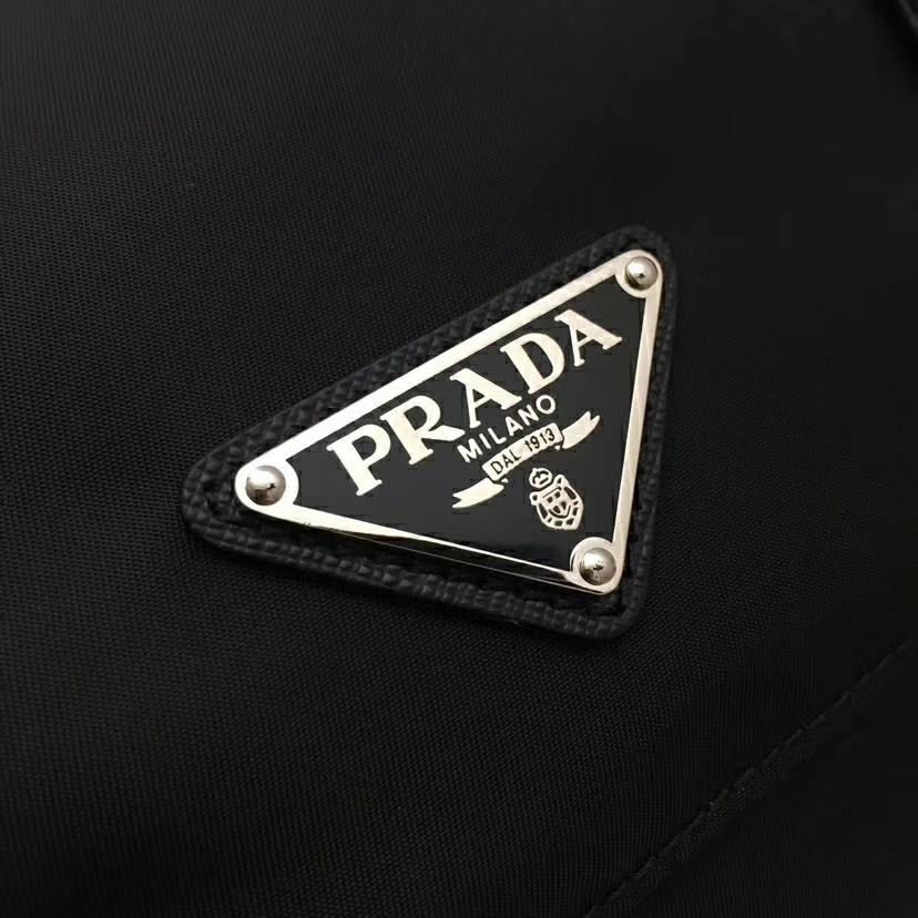 PRADA（普拉达）杨幂同款 2018最新款到货 1bd118 黑色 进口防水布原单五金进口牛皮 特别的铆钉设计 随意搭配 又酷又潮 30×22×11cm