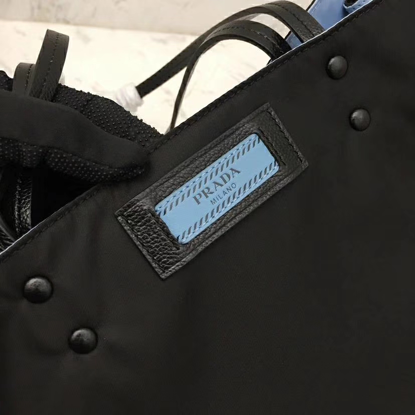 PRADA（普拉达）最新款到货 大尺寸Prada Etiquette 织物手提袋 黑色 金属钉饰边 皮革双手柄 青灰色金属配件 织物衬里 38×28×15cm