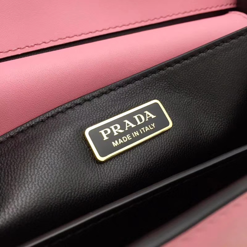 PRADA（普拉达）最新款爆款 1BD045 粉色 进口小牛皮精美的手工编织 原单顶尖货 配色强烈 时尚复古 20×15×7cm