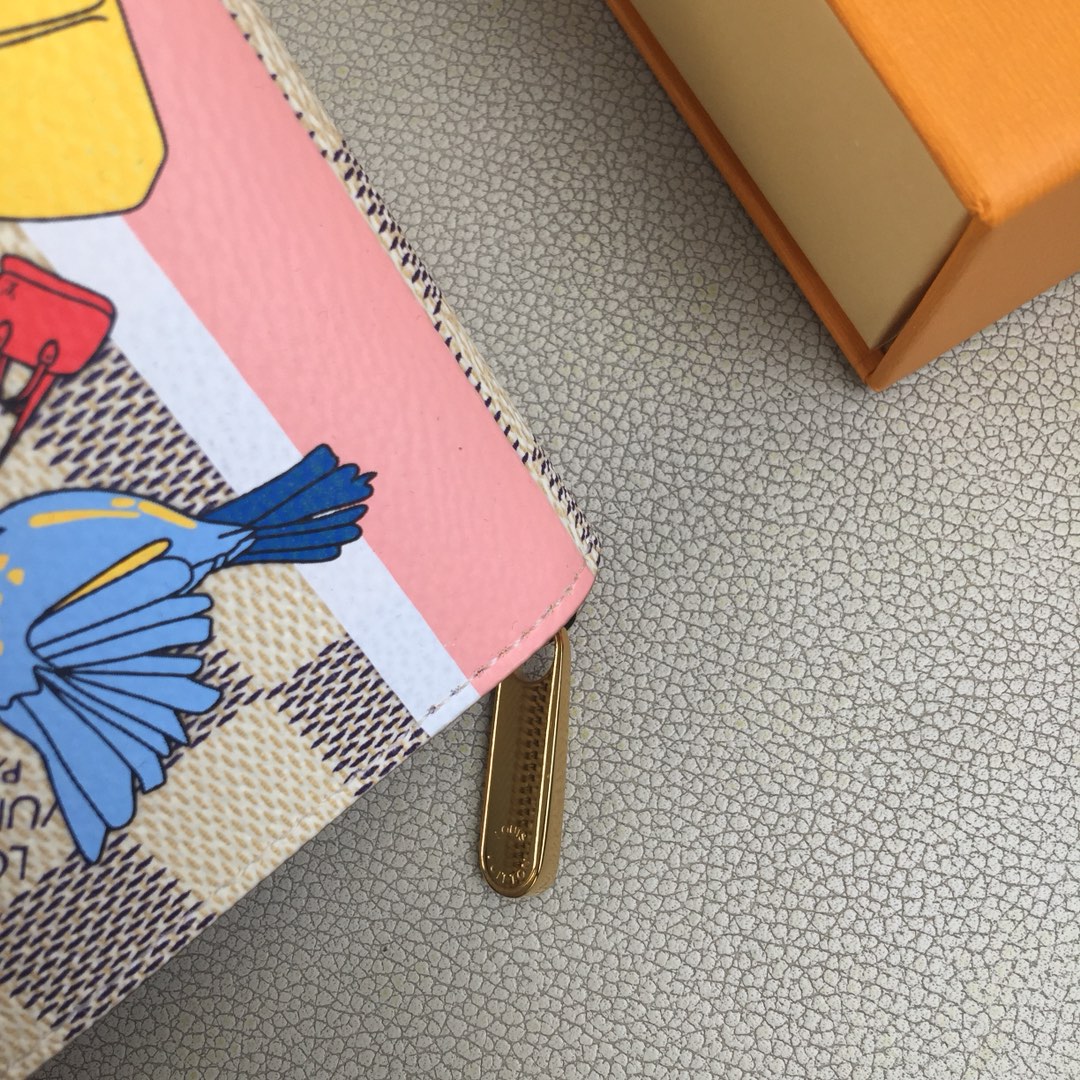 路易威登ZIPPY拉链零钱包m63831 柔软的Damier Azur帆布色调与活泼柔和的配色相融合