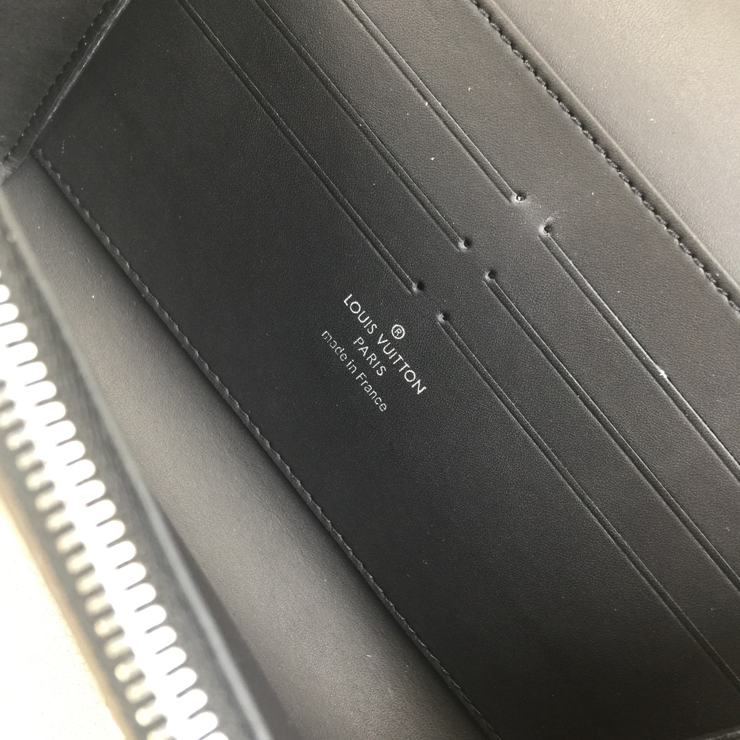 LV TWIST CHAIN钱夹 M63594咖啡色 具有视觉错觉效果和复古观感 标志性扭锁