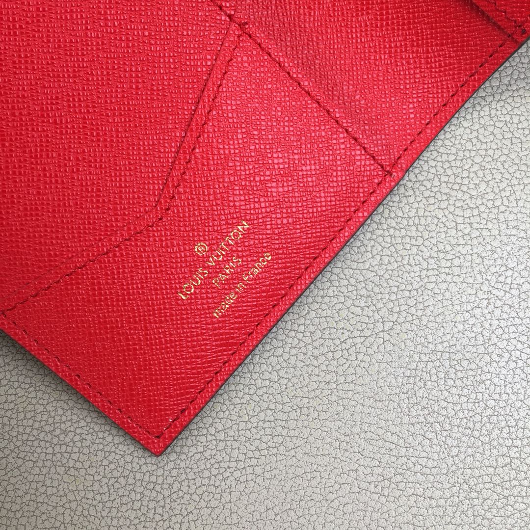 路易威登圣诞款 M62089狮子丝印护照本 质感奢华的粒纹小牛皮内衬 内部多隔层构造