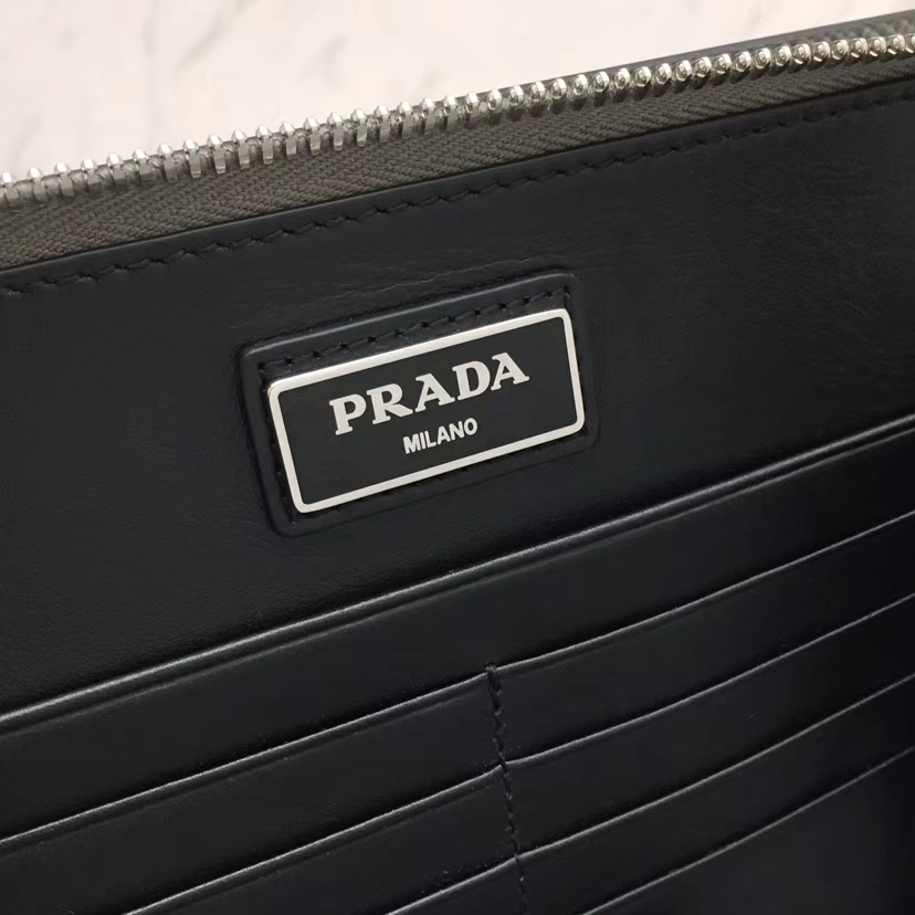 PRADA（普拉达）专柜最新款手包 2VN008 大理石灰 Saffiano皮革 拉链开合 外部金属刻字徽标 26×18cm