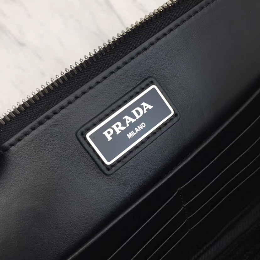 PRADA（普拉达）专柜最新款手包 2VN008 黑色 Saffiano皮革 拉链开合 外部金属刻字徽标 26×18cm