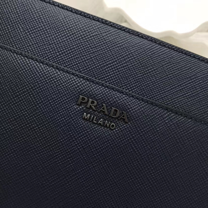 PRADA（普拉达）专柜最新款手包 2VN008 菠萝的海蓝 Saffiano皮革 拉链开合 外部金属刻字徽标 26×18cm