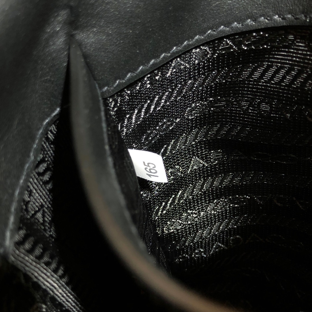 P家最新款男包上市Saffiano十字纹2VD019 可调式皮革肩带 侧边三角形搪瓷徽标 背面口袋磁扣合 正面翻盖及插带扣