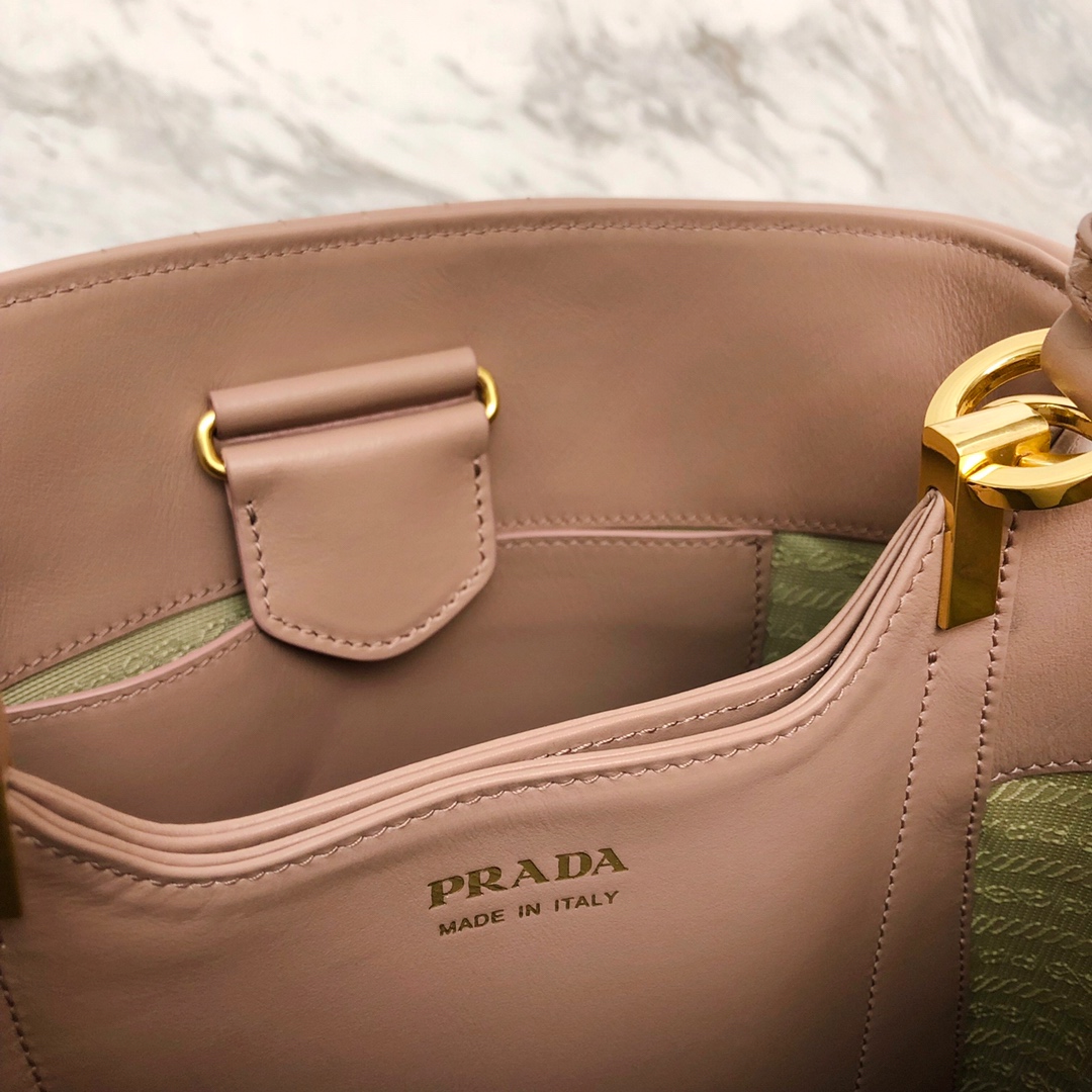 P家最新款double手袋 水桶型购物袋1BA212 覆式磁扣扣合的中央口袋 时尚之余又安全方便