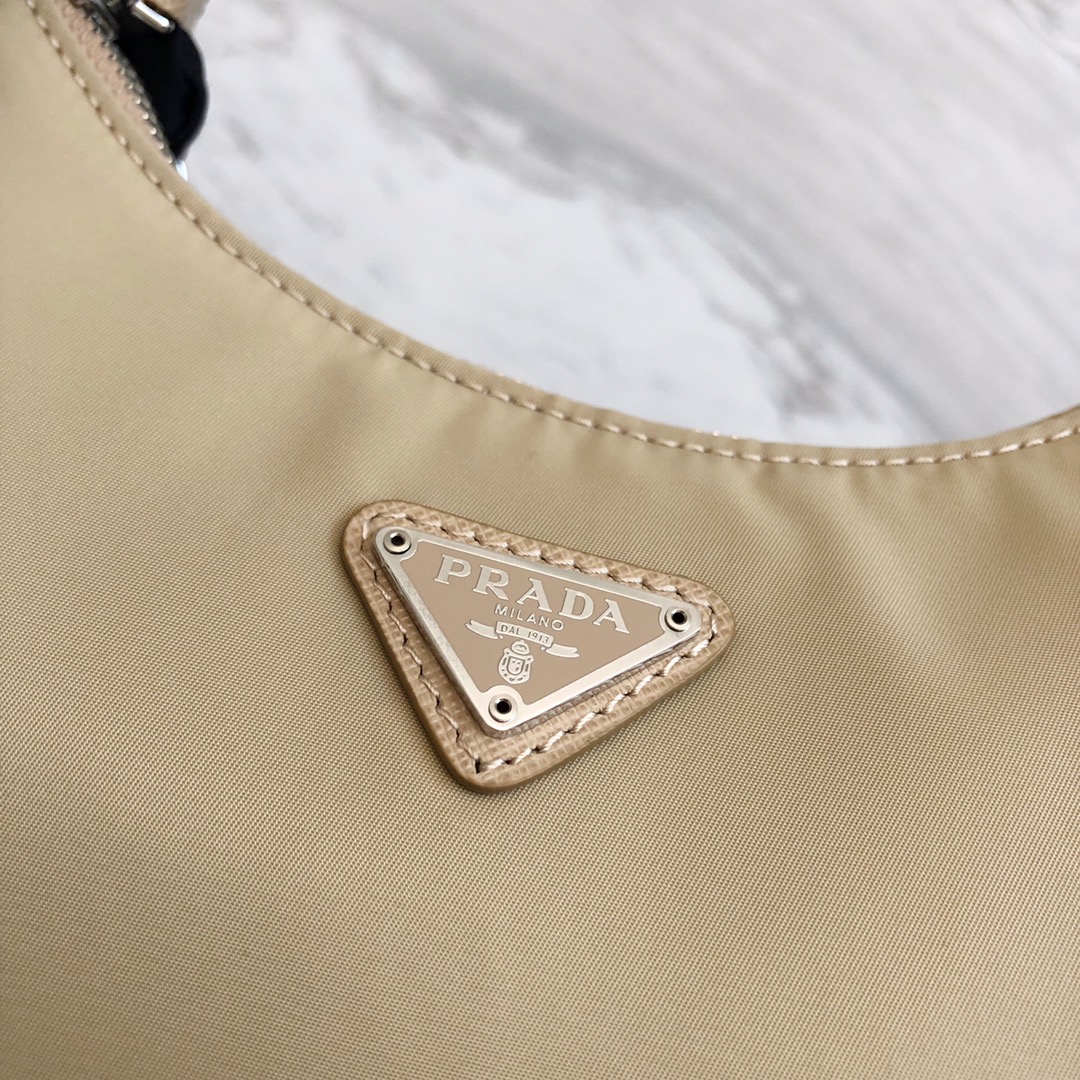 P家史上最完美hobo包1BH204 尼龙布材质轻便舒适 可以当挂饰的零钱包
