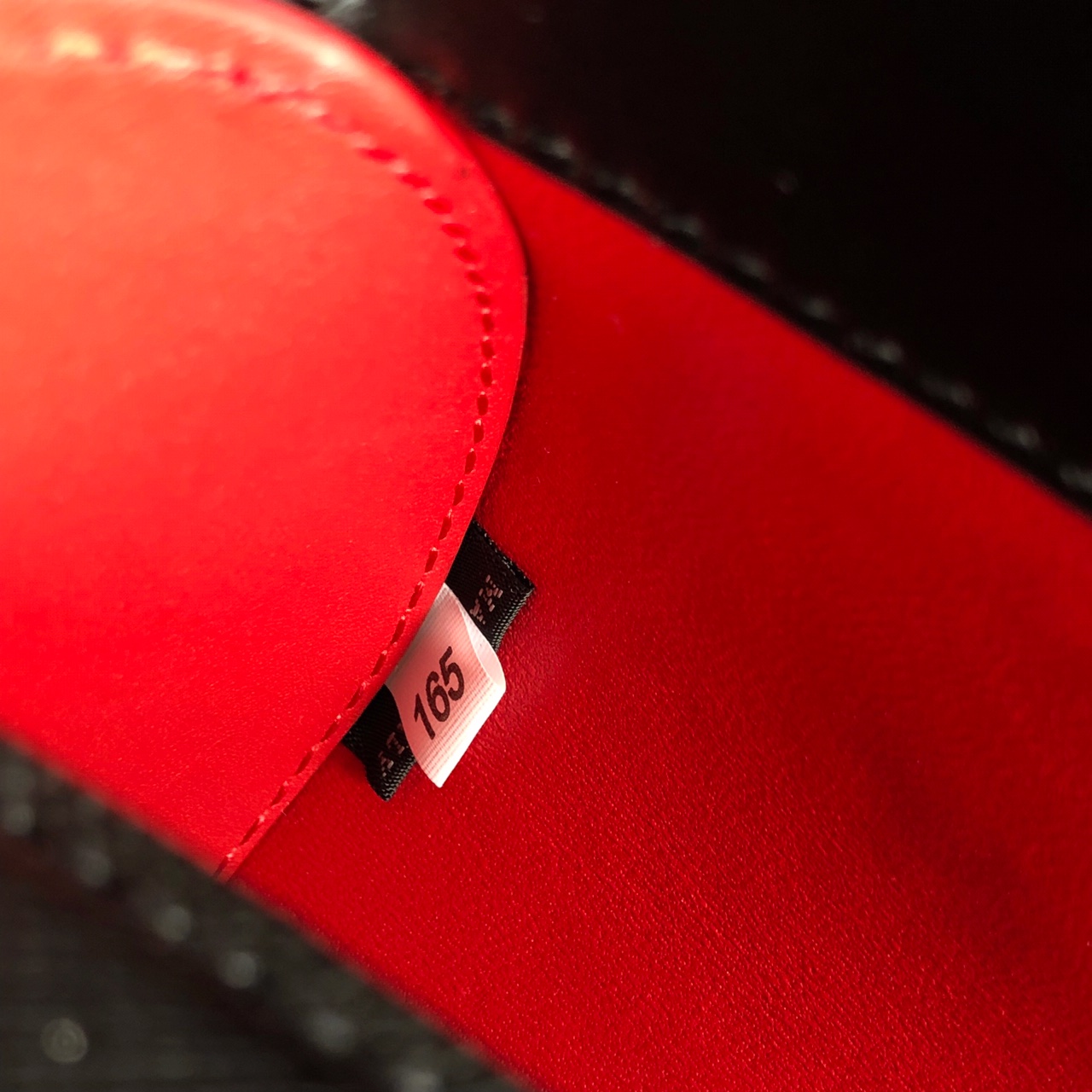 P家最新款Sybille Saffiano手袋1BA216 简约的迷你手袋颇具现代魅力 同色logo更显独特品味