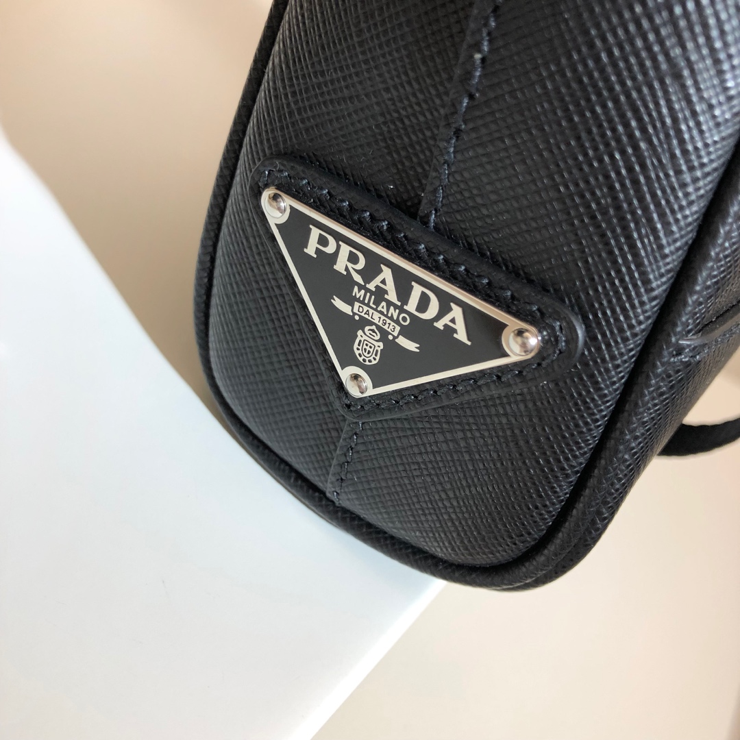 P家最新款男包上市Saffiano十字纹2VD019 可调式皮革肩带 侧边三角形搪瓷徽标 背面口袋磁扣合 正面翻盖及插带扣