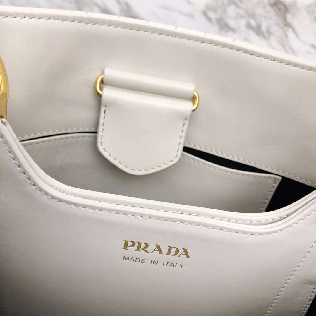 P家最新款double手袋 水桶型购物袋1BA212 覆式磁扣扣合的中央口袋 时尚之余又安全方便