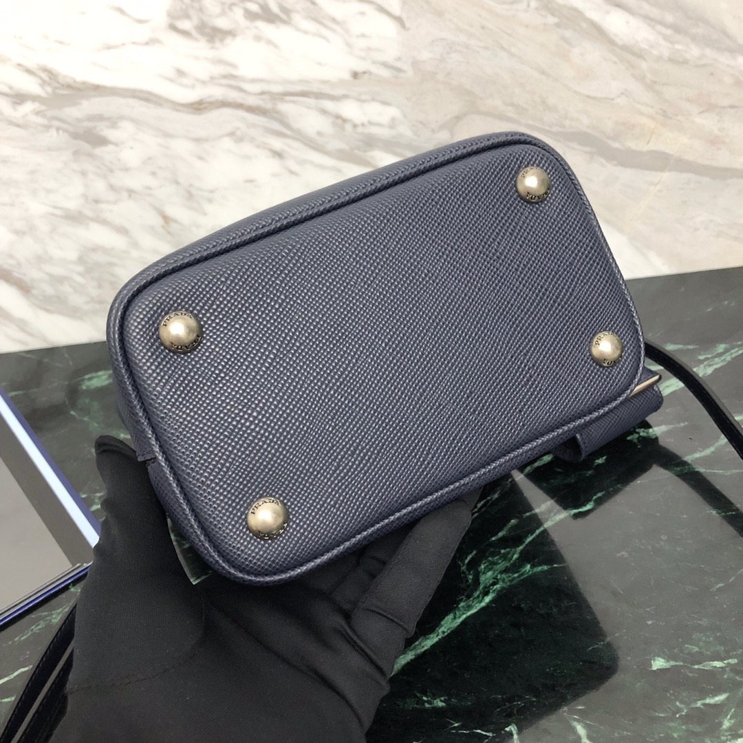P家最新款水桶型购物袋1BA217 Saffiano皮革材质 配拆卸可调式皮革肩带 涂珐琅金属贴花