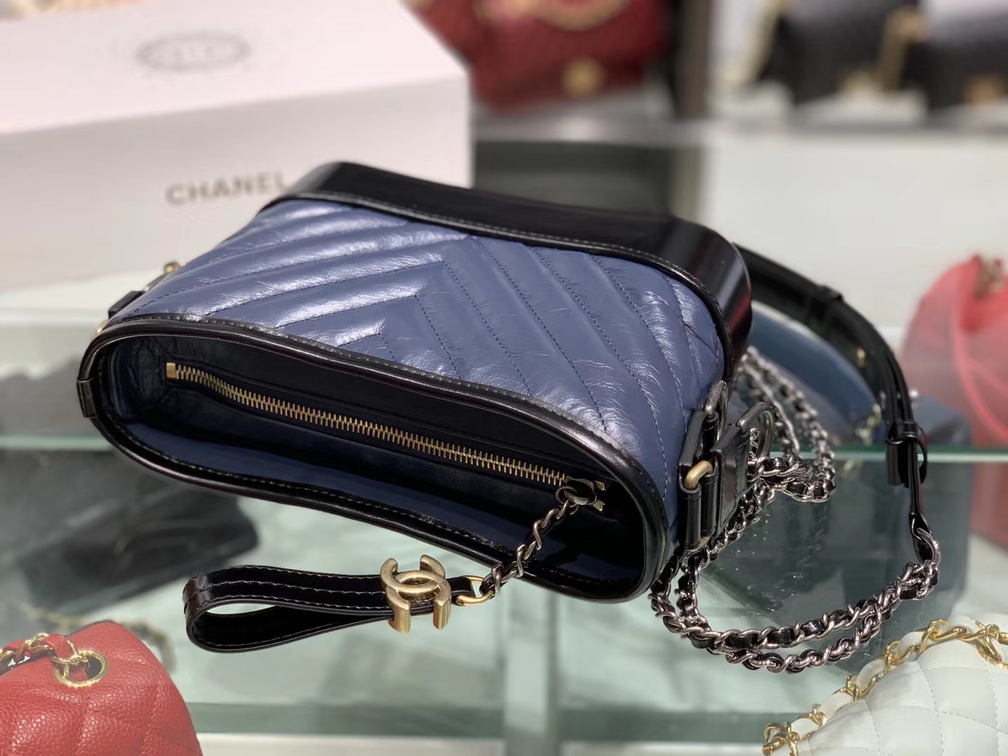 Chanel（香奈儿）𝖌𝖆𝖇𝖗𝖎𝖊𝖑𝖑𝖊 # 流浪包〔黑配蓝V纹〕20cm