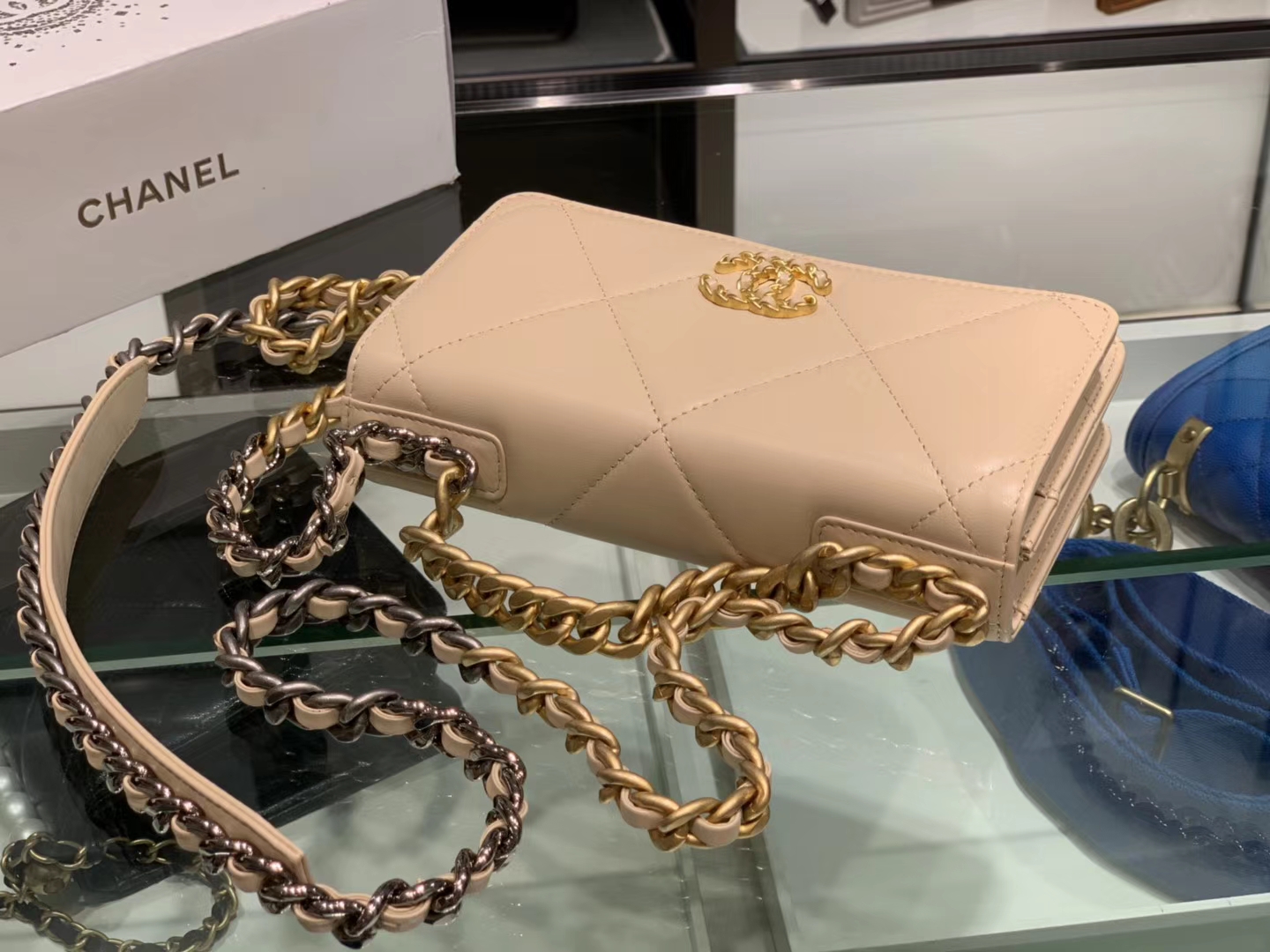Chanel（香奈儿）19 手袋 woc 链子晚宴包 杏仁色 金扣