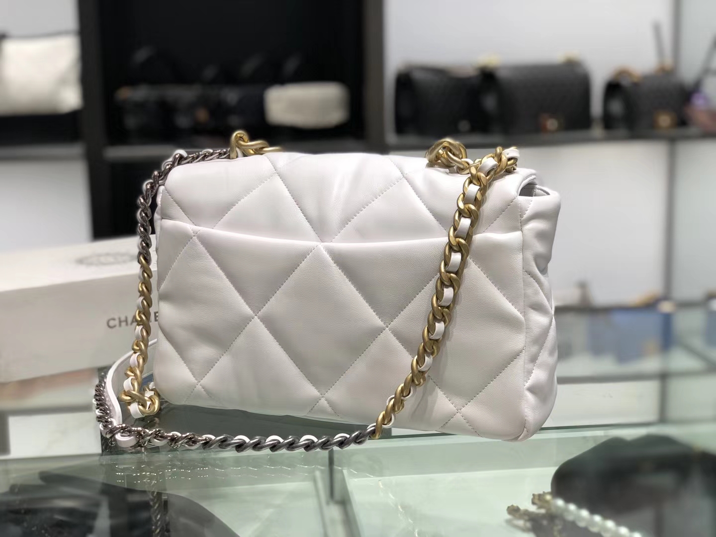 Chanel（香奈儿）19bag 口盖包 # 白色 小羊皮 26cm