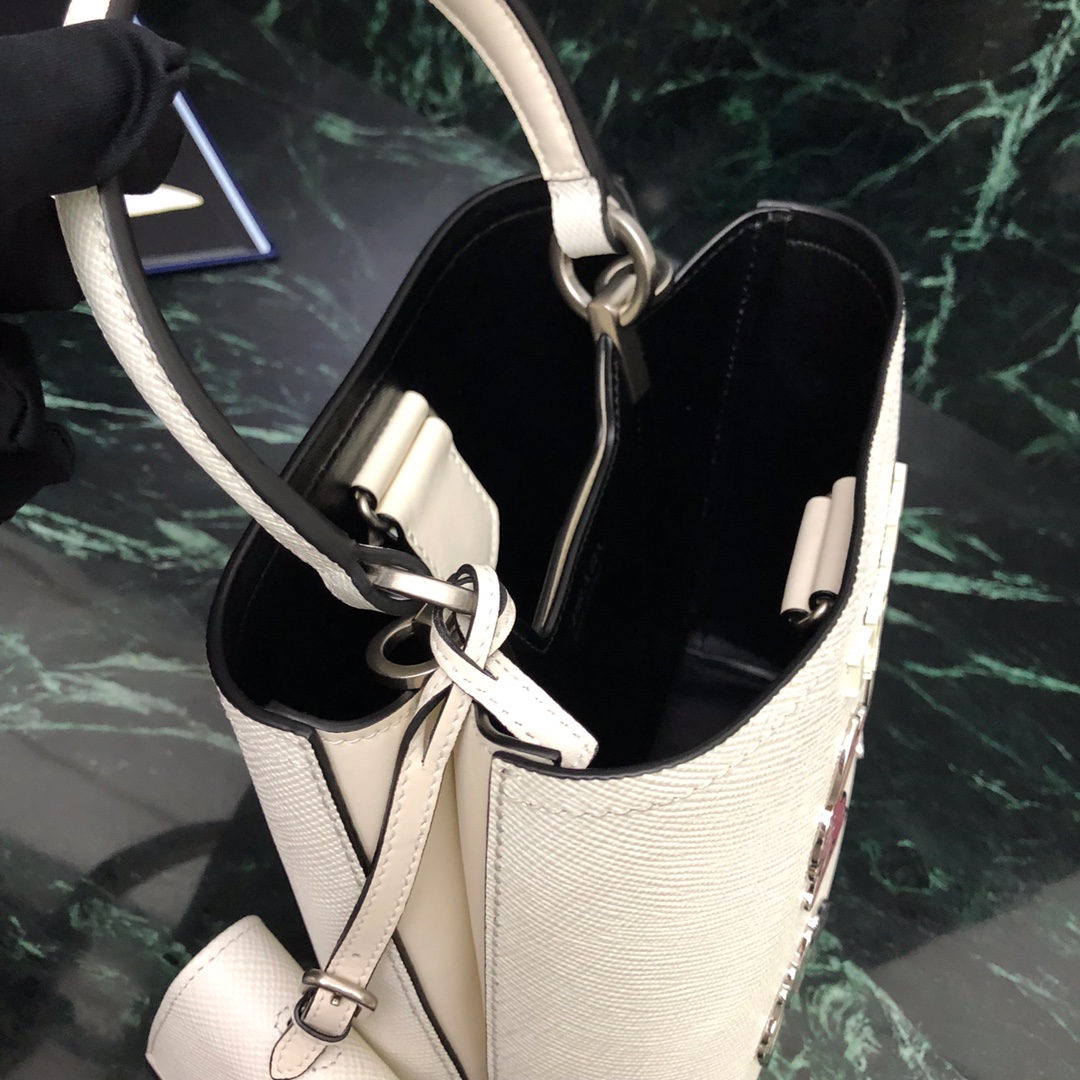 P家最新款水桶型购物袋1BA217 Saffiano皮革材质 配拆卸可调式皮革肩带 涂珐琅金属贴花