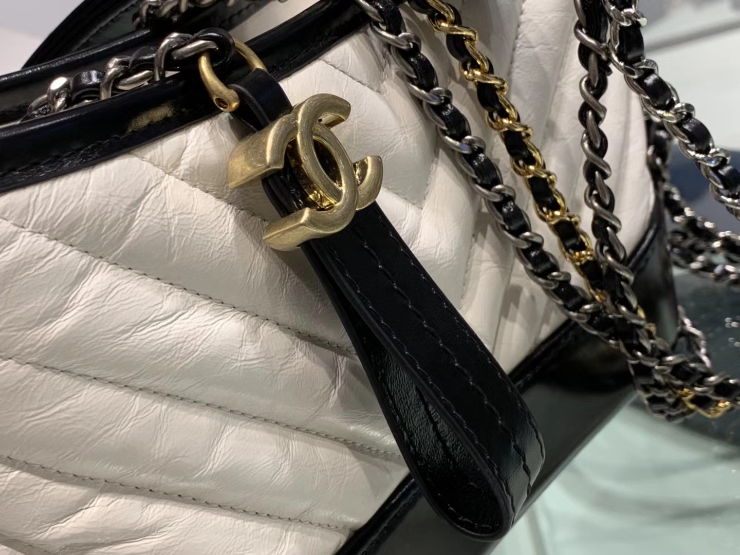 Chanel（香奈儿）𝖌𝖆𝖇𝖗𝖎𝖊𝖑𝖑𝖊 # 流浪包〔黑配白V纹〕20cm