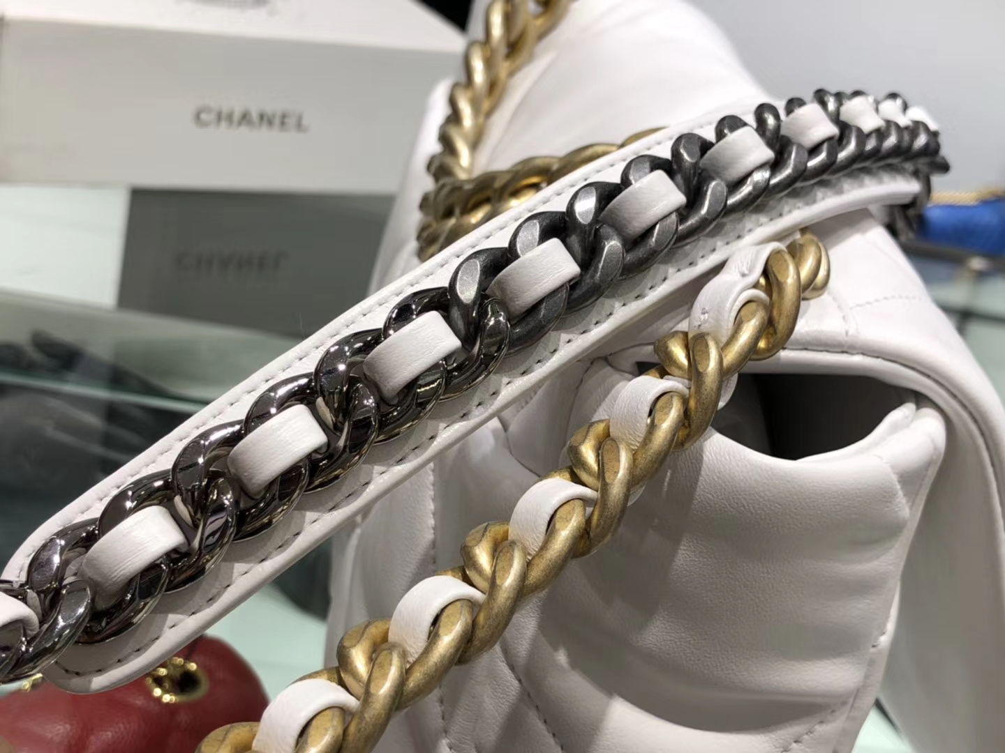 Chanel（香奈儿）19bag 口盖包 # 白色 小羊皮 26cm