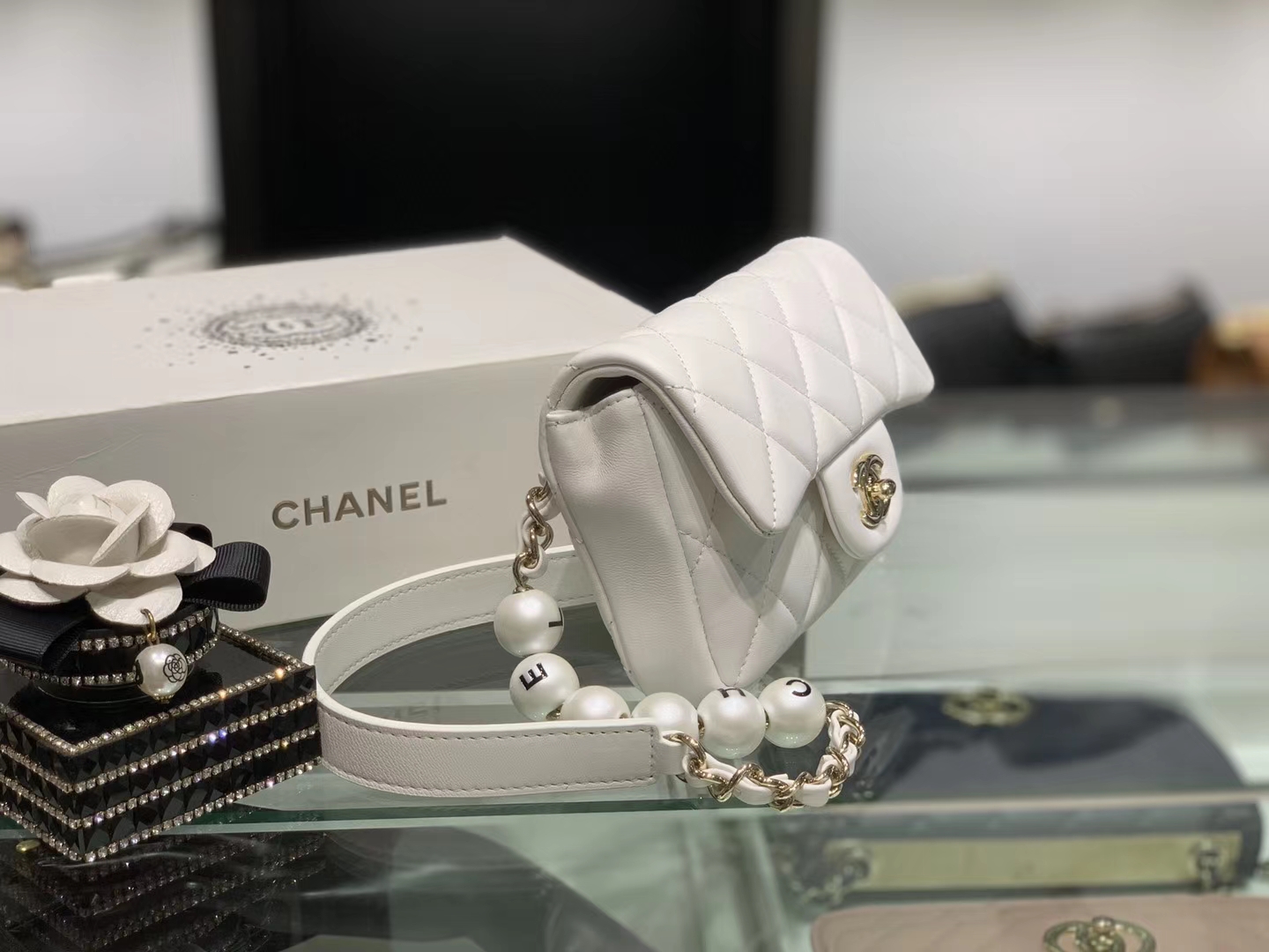 Chanel（香奈儿）2020新款 珍珠腰包 超级仙女 长度可调节 白色 金扣