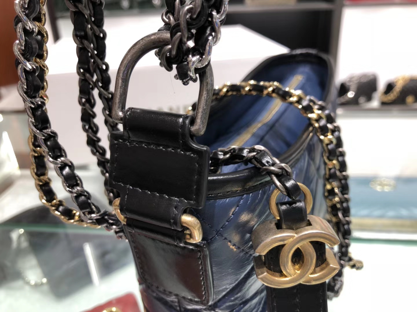 Chanel（香奈儿）𝖌𝖆𝖇𝖗𝖎𝖊𝖑𝖑𝖊 # 流浪包〔黑配蓝菱格〕20cm