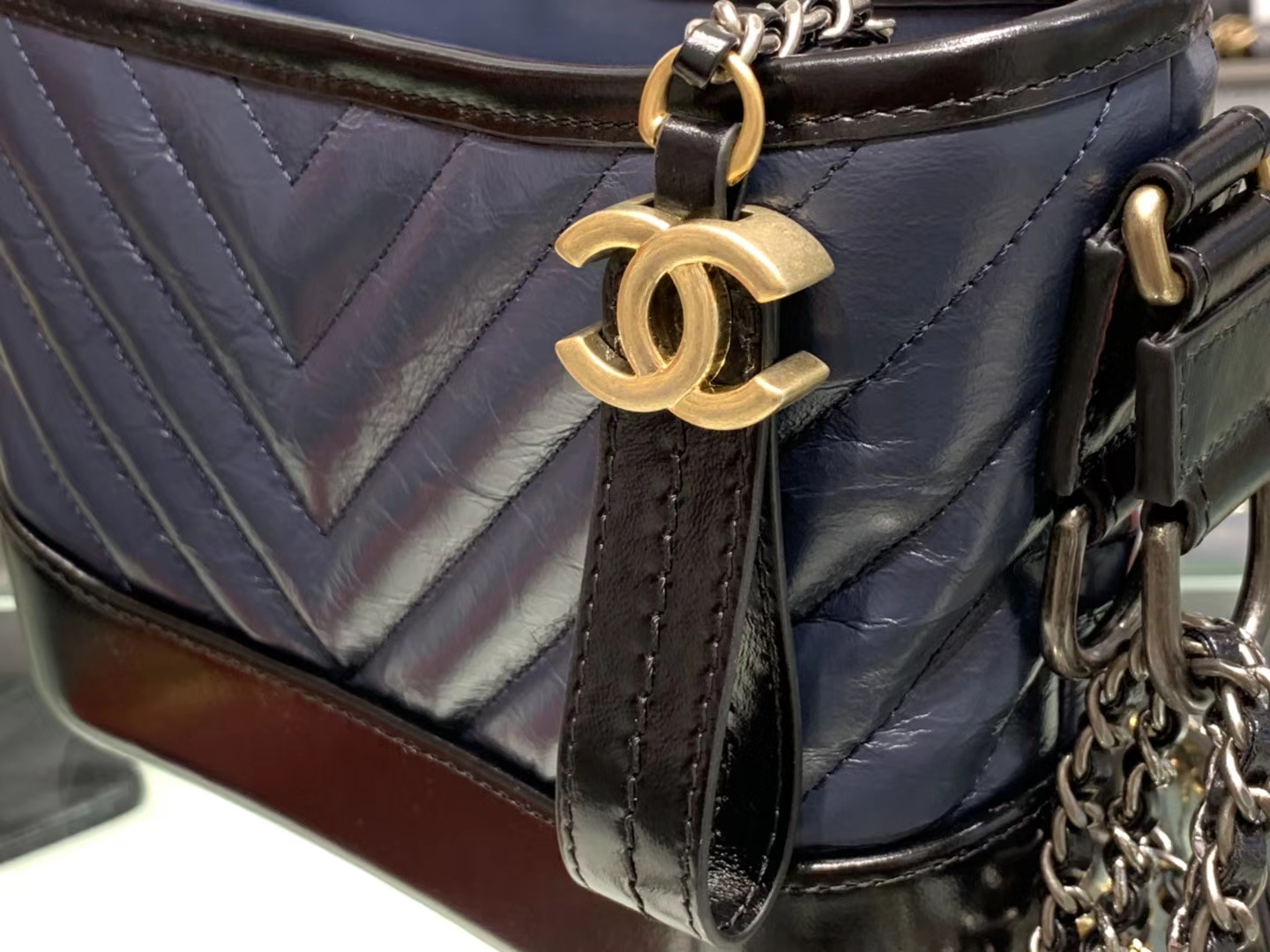 Chanel（香奈儿）𝖌𝖆𝖇𝖗𝖎𝖊𝖑𝖑𝖊 # 流浪包〔黑配蓝V纹〕20cm