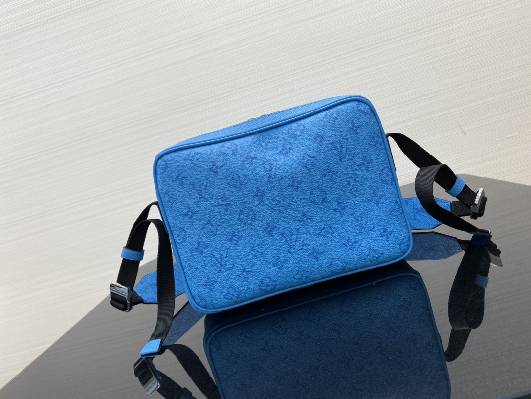 LV最新Taigarama系列新色荧光蓝43843 结合了品牌经典的taiga皮质和Monogram帆布