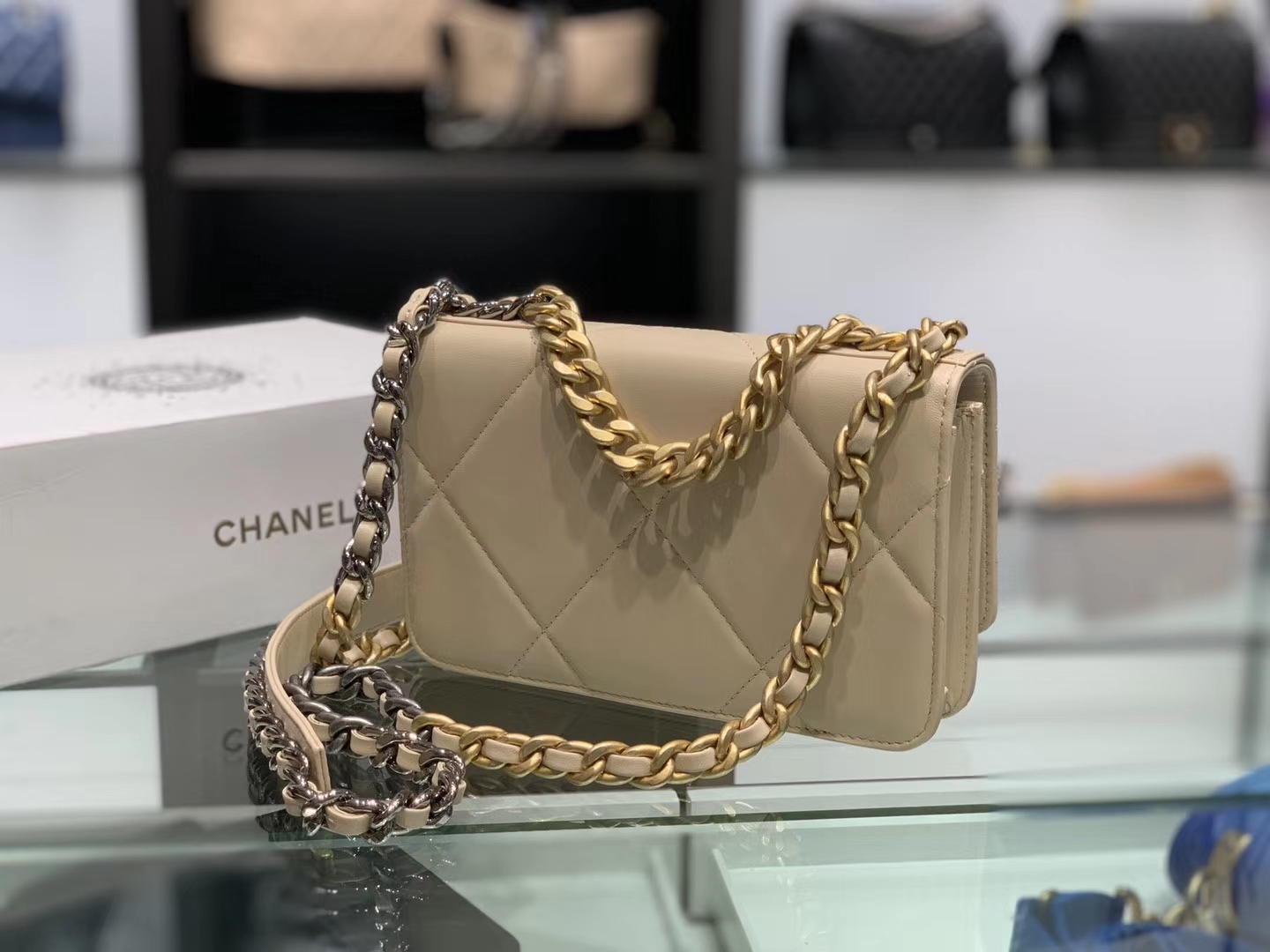 Chanel（香奈儿）19 手袋 woc 链子晚宴包 杏仁色 金扣