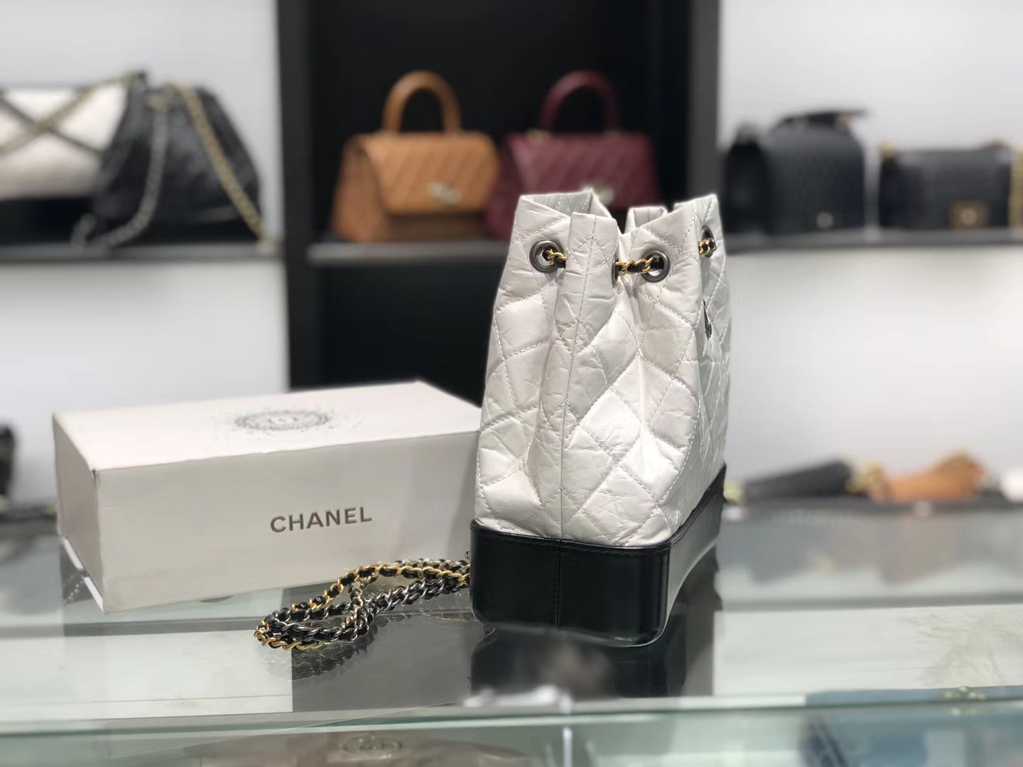 Chanel（香奈儿）????????? # 流浪背包〔黑配白菱格〕23×22.5×10.5cm
