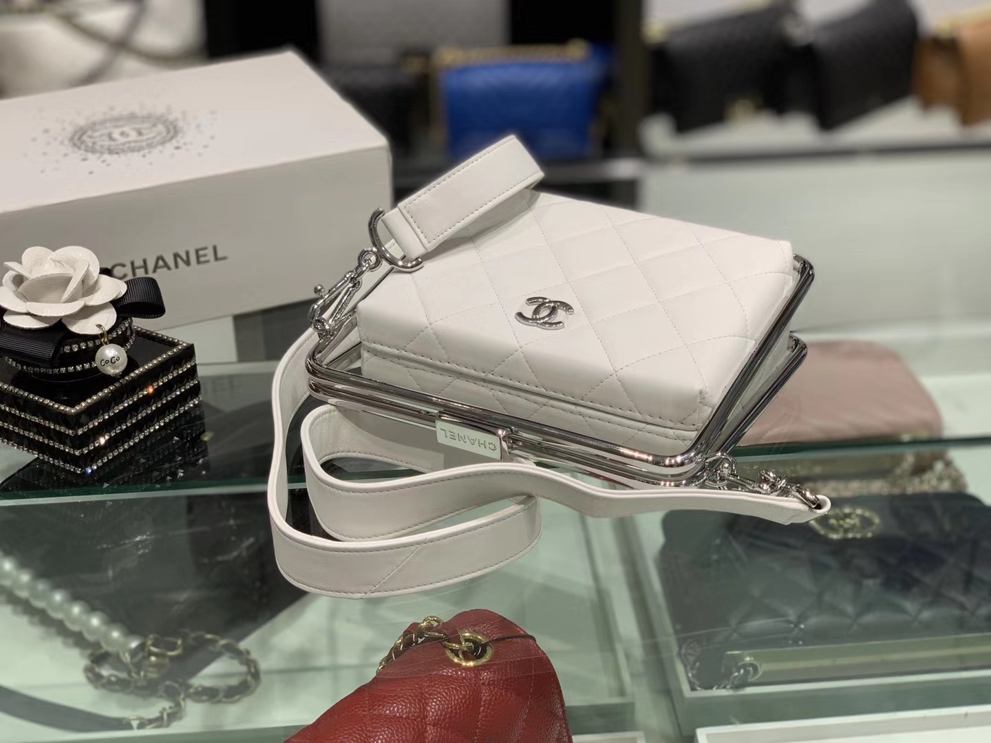 Chanel（香奈儿）2020 # 华丽优雅的钢饰框架式晚宴包 珍珠白 18-19.5-8.5cm