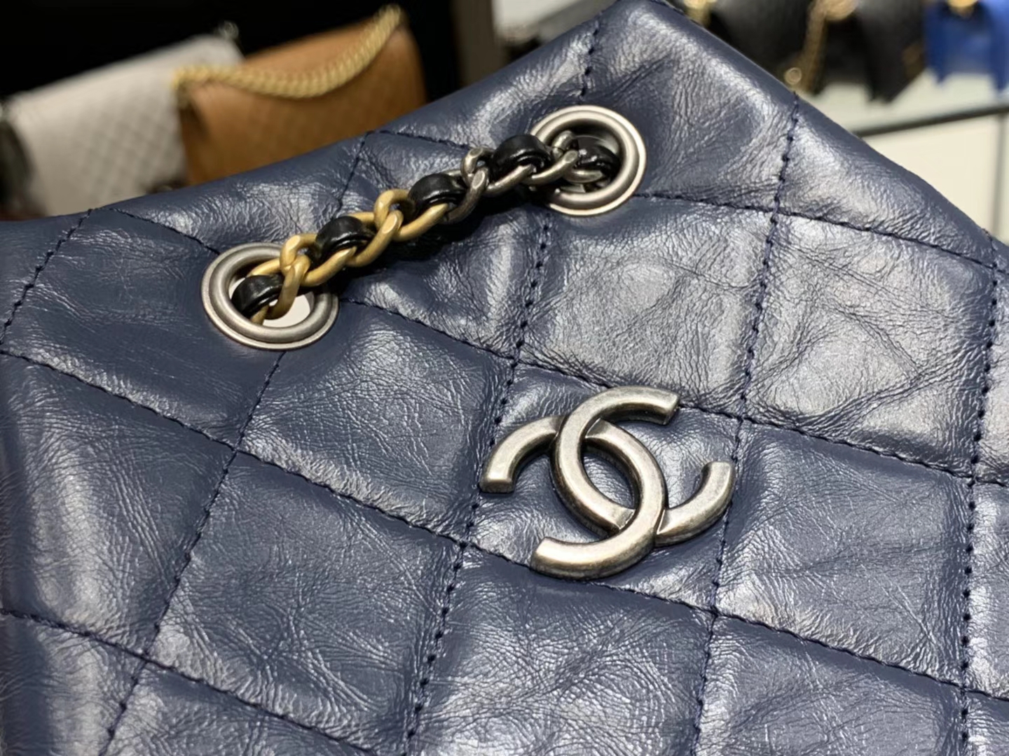 Chanel（香奈儿）????????? # 流浪背包〔黑配蓝菱格〕23×22.5×10.5cm