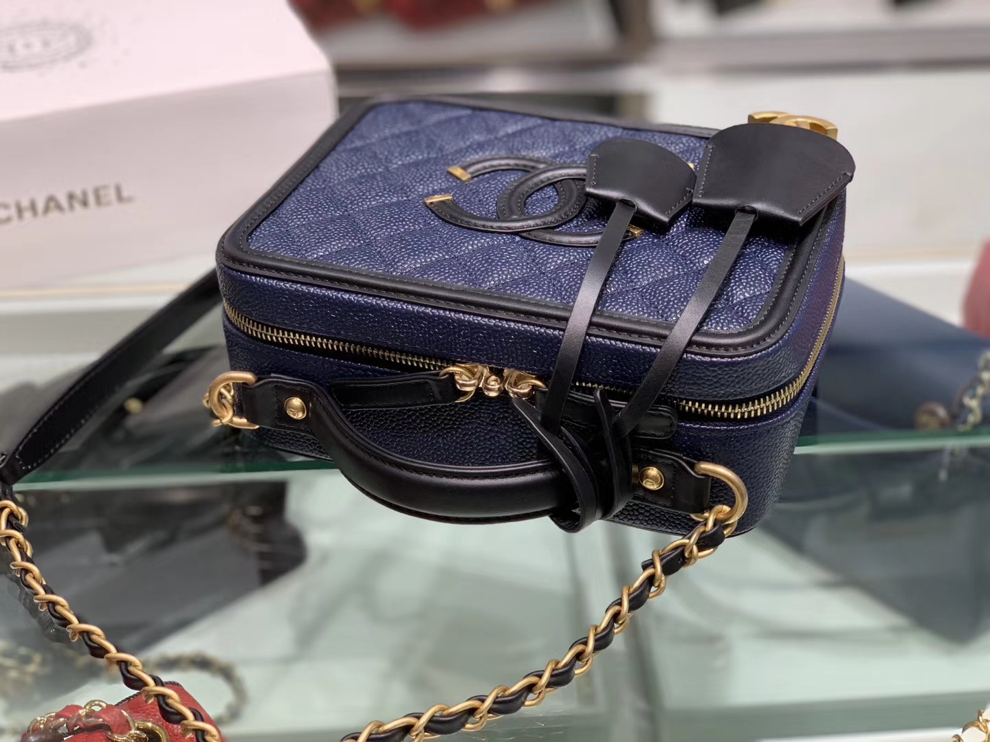Chanel（香奈儿）化妆盒子包 黑色拼蓝色 金扣 21cm