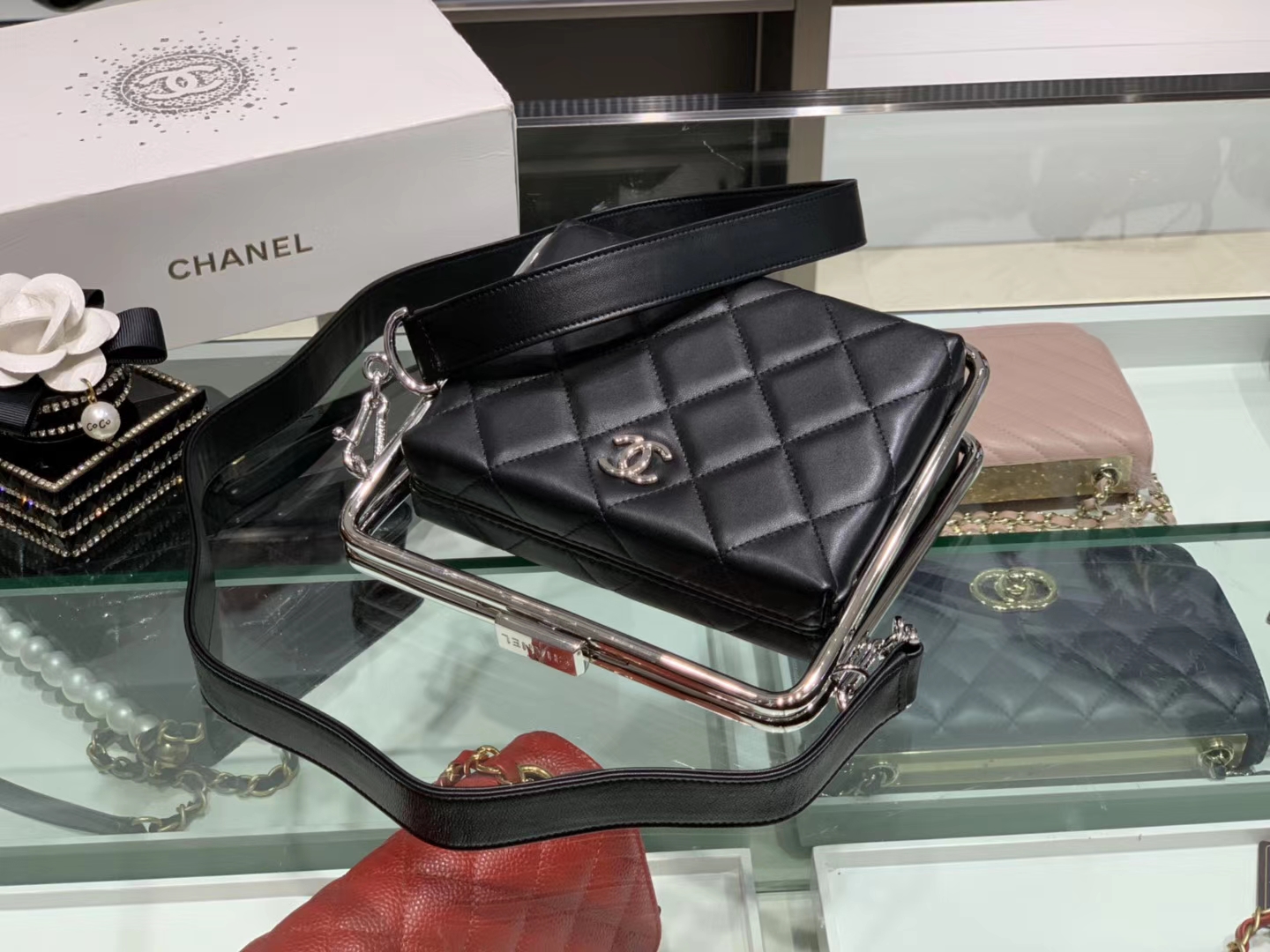 Chanel（香奈儿）2020 # 华丽优雅的钢饰框架式晚宴包 黑色 18-19.5-8.5cm