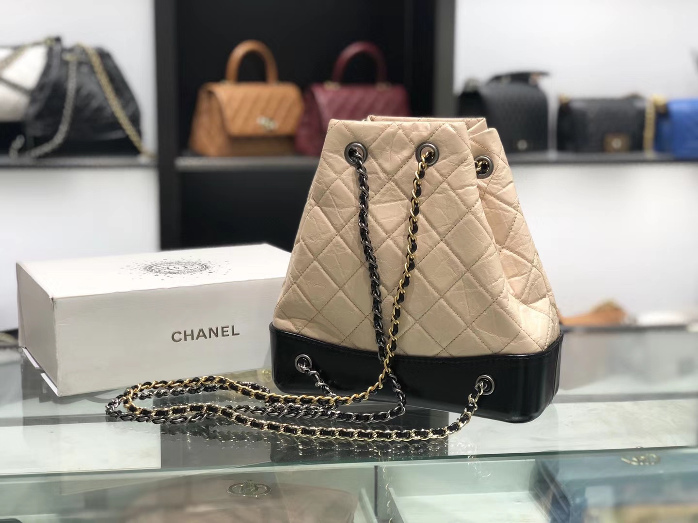 Chanel（香奈儿）????????? # 流浪背包〔黑配杏菱格〕23×22.5×10.5cm