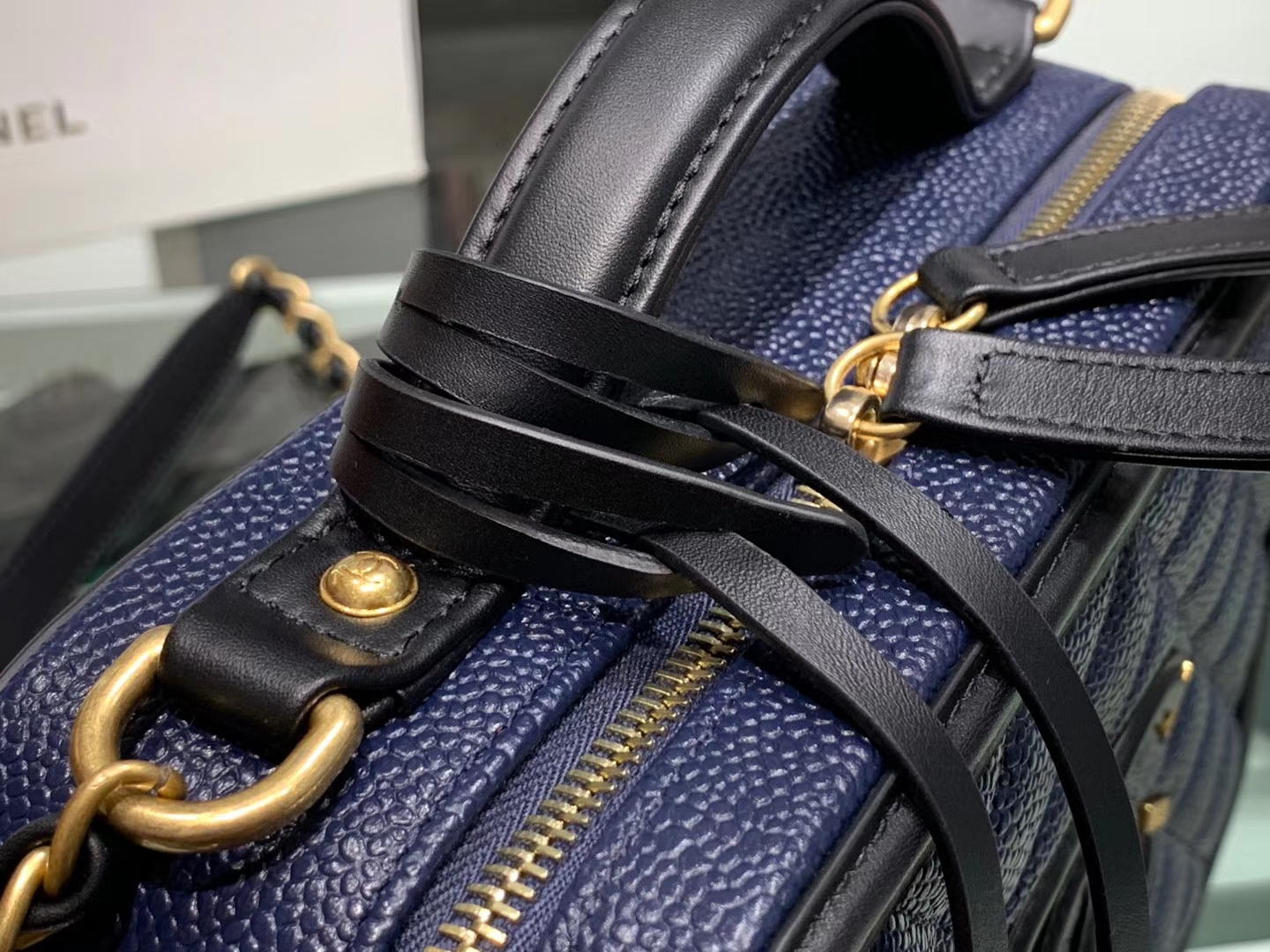 Chanel（香奈儿）化妆盒子包 黑色拼蓝色 金扣 21cm