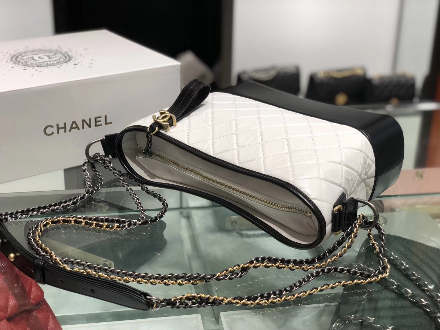 Chanel（香奈儿）????????? # 流浪包〔黑配白菱格〕28cm