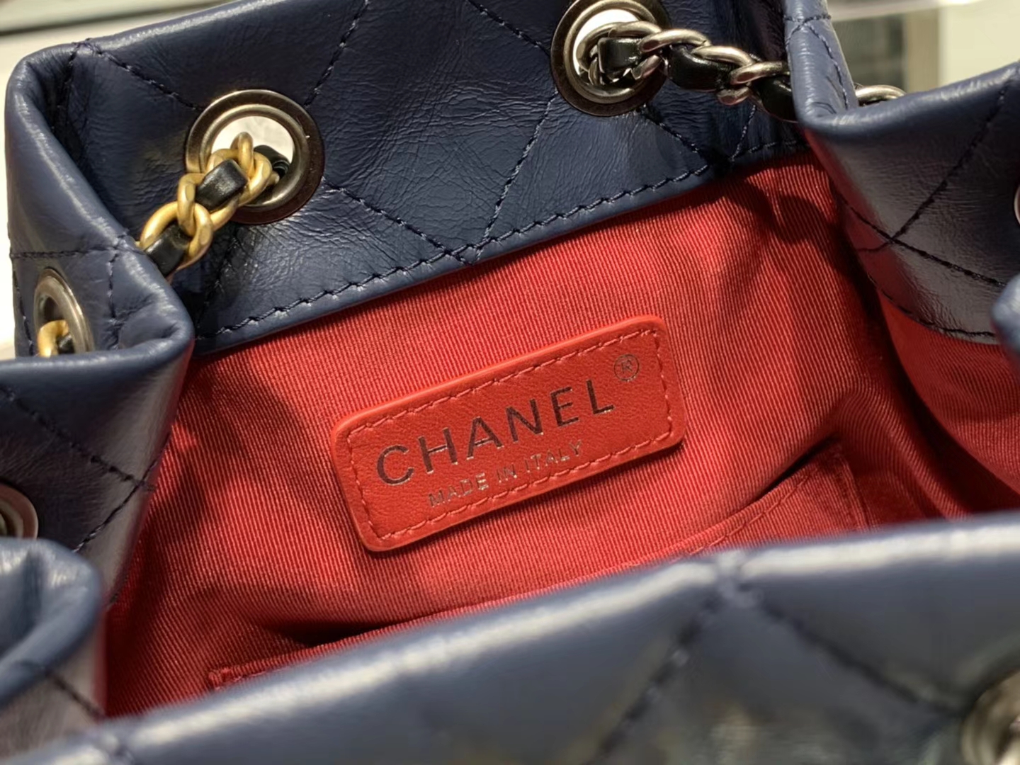 Chanel（香奈儿）????????? # 流浪背包〔黑配蓝菱格〕23×22.5×10.5cm