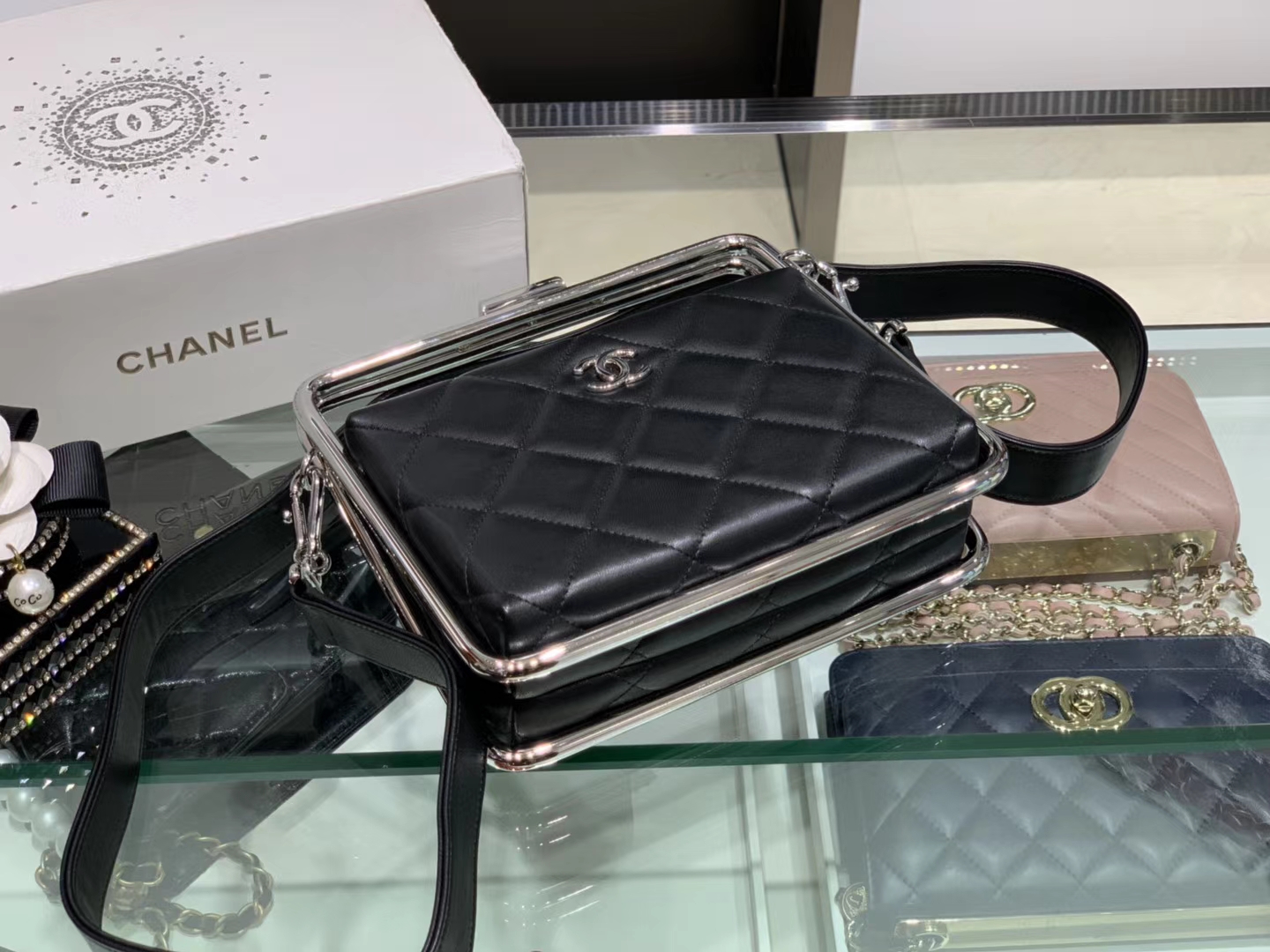 Chanel（香奈儿）2020 # 华丽优雅的钢饰框架式晚宴包 黑色 18-19.5-8.5cm