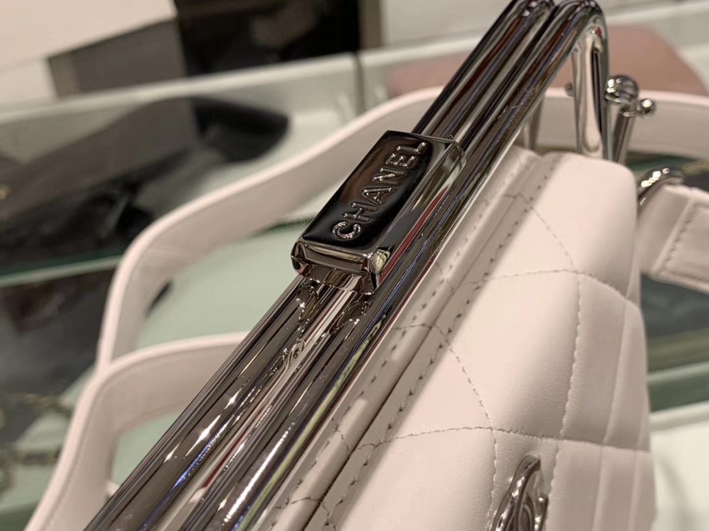 Chanel（香奈儿）2020 # 华丽优雅的钢饰框架式晚宴包 珍珠白 18-19.5-8.5cm