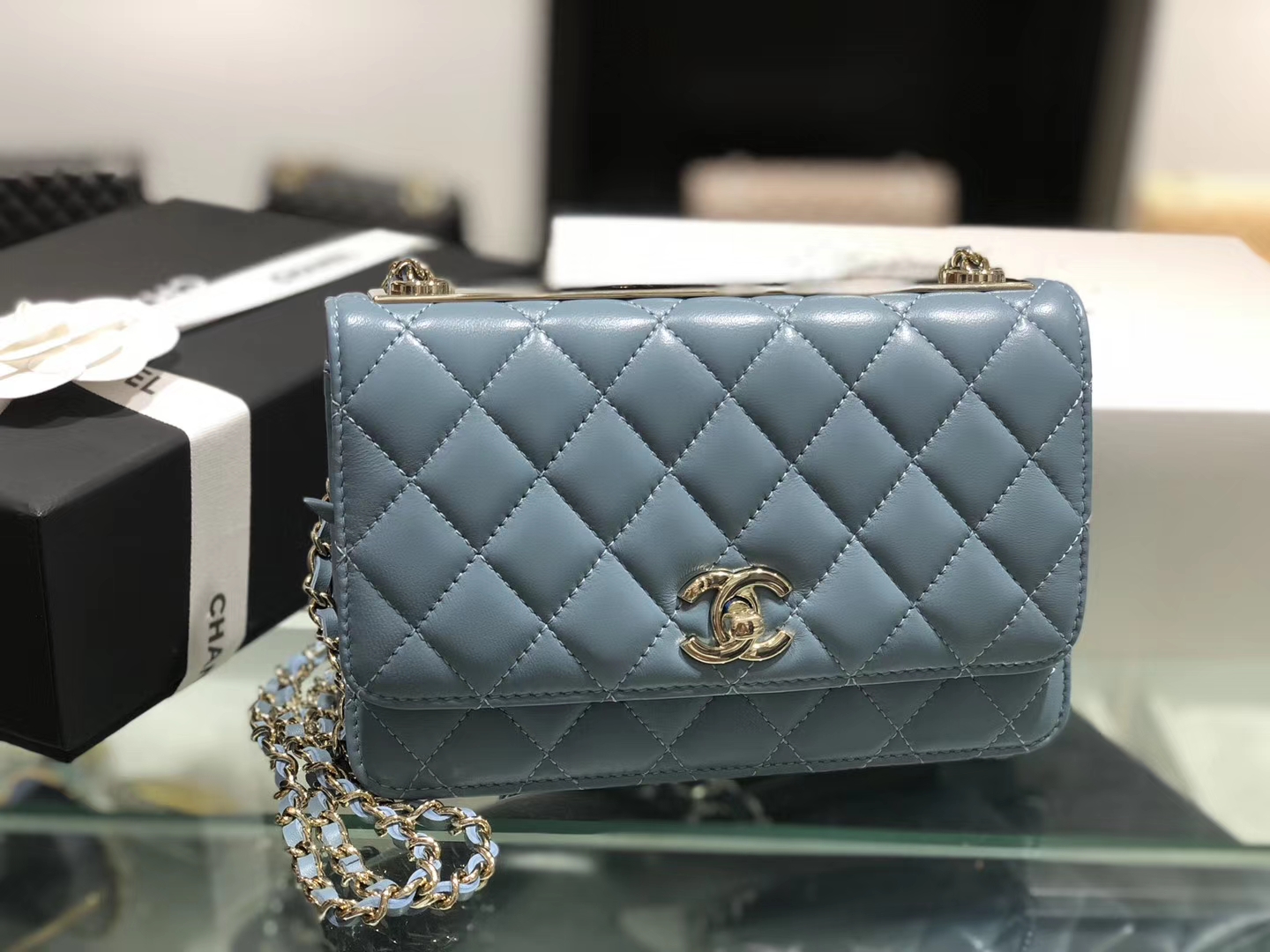 Chanel（香奈儿）trendy cc系列 手袋 woc 链子晚宴包 浅灰蓝 菱格 金扣 19cm